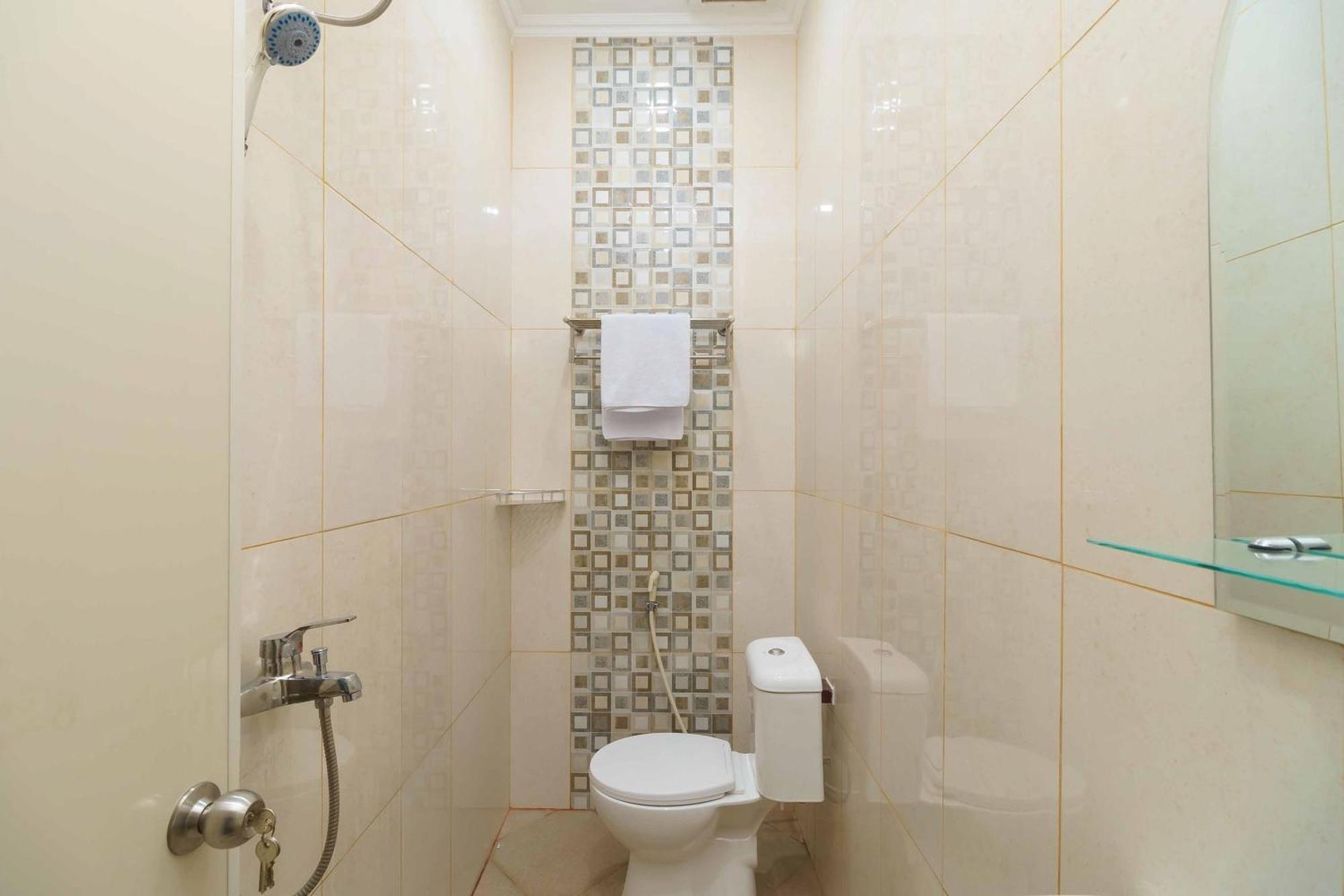 Hotel Reddoorz At Taman Galaxy Bekasi Esterno foto