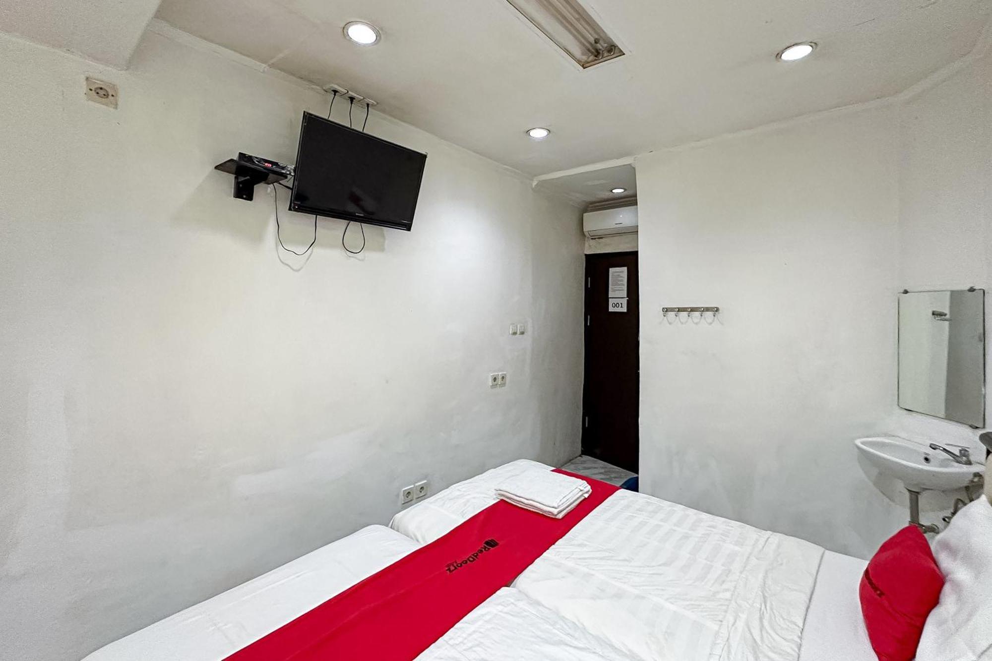 Hotel Reddoorz At Taman Galaxy Bekasi Esterno foto