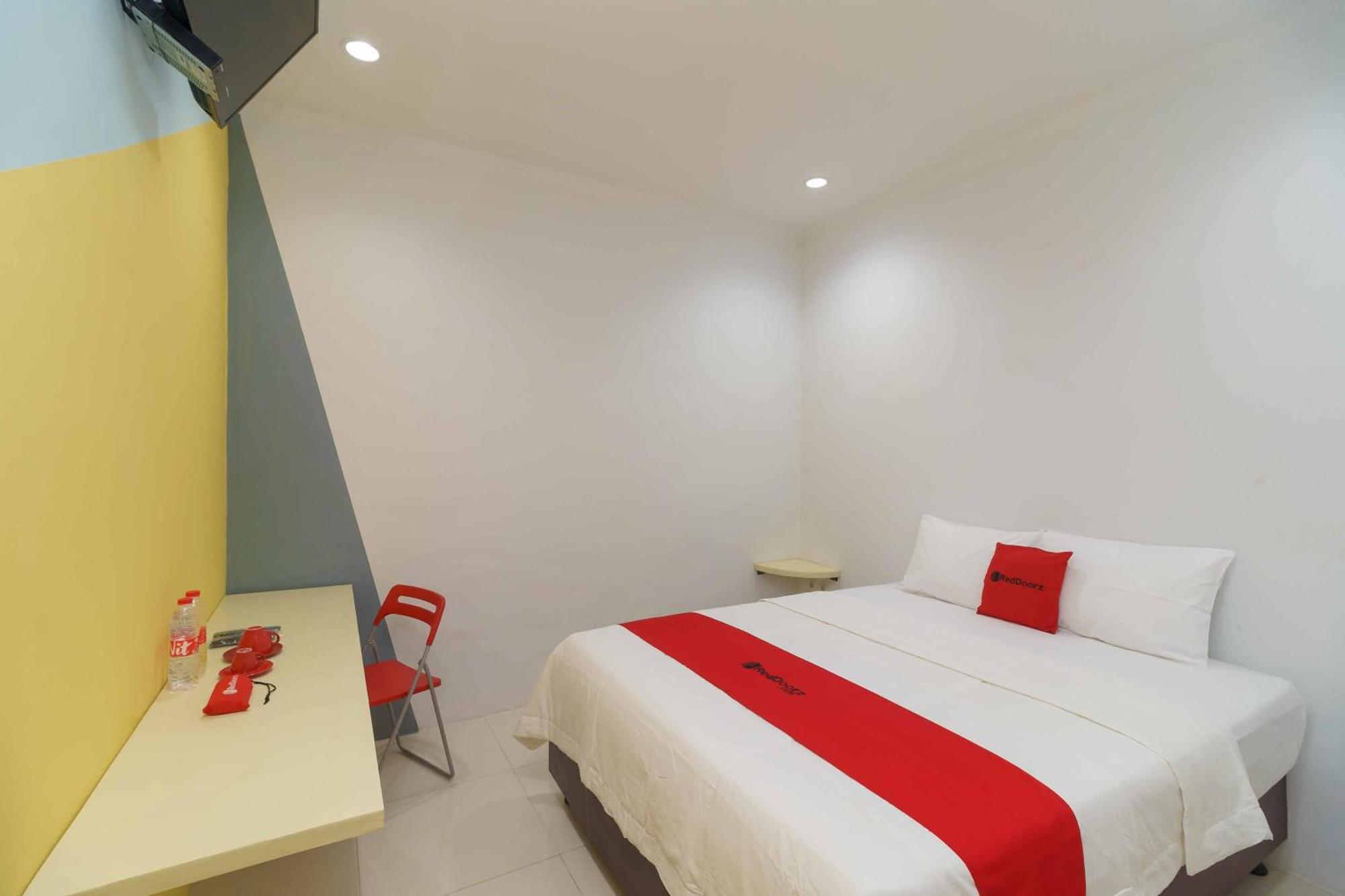 Hotel Reddoorz At Taman Galaxy Bekasi Esterno foto