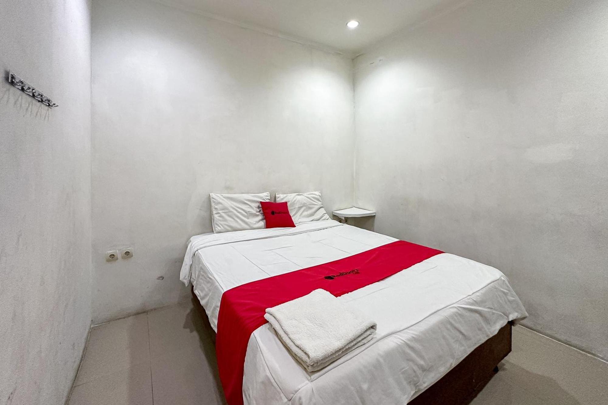 Hotel Reddoorz At Taman Galaxy Bekasi Esterno foto
