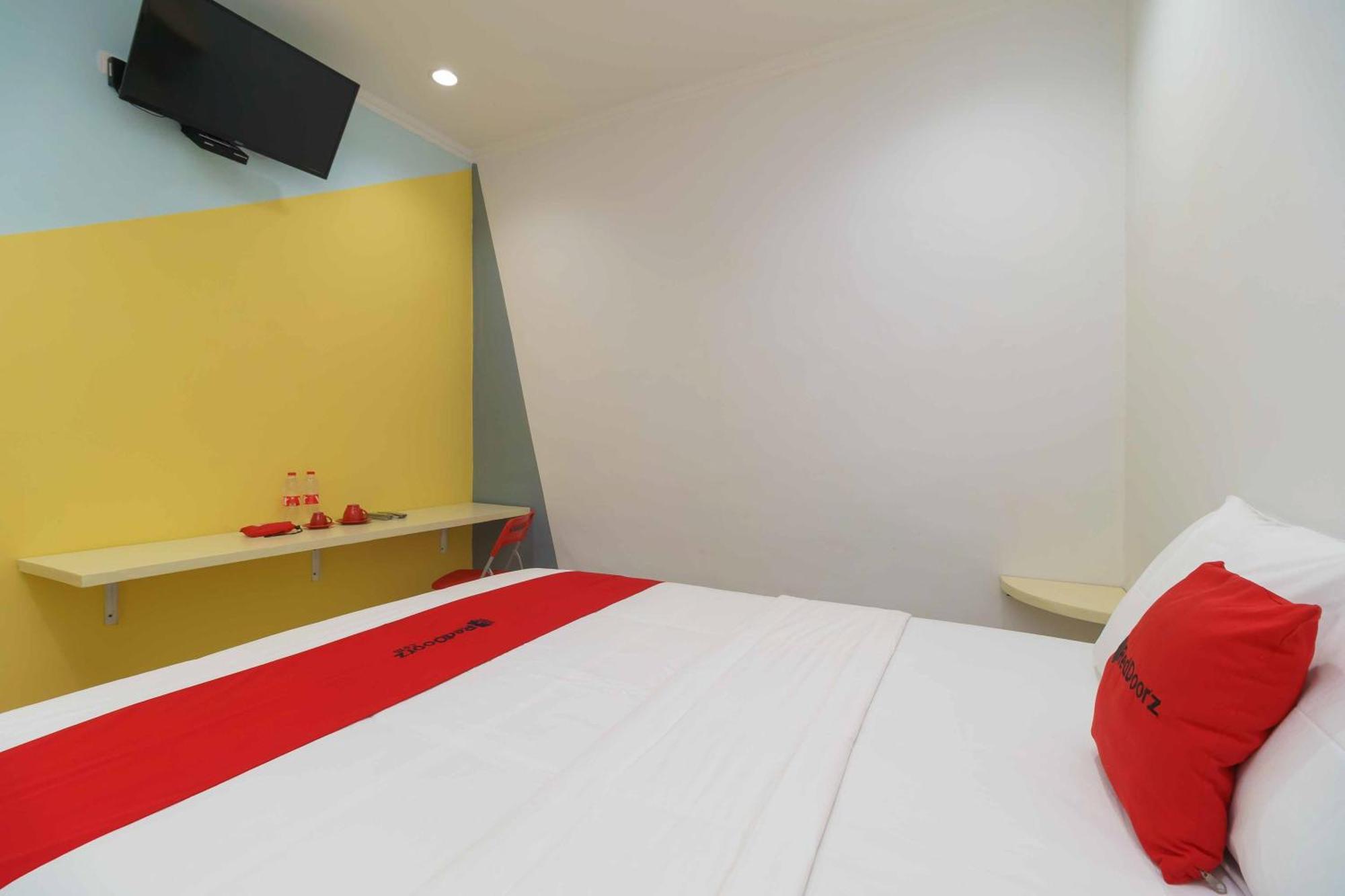 Hotel Reddoorz At Taman Galaxy Bekasi Esterno foto